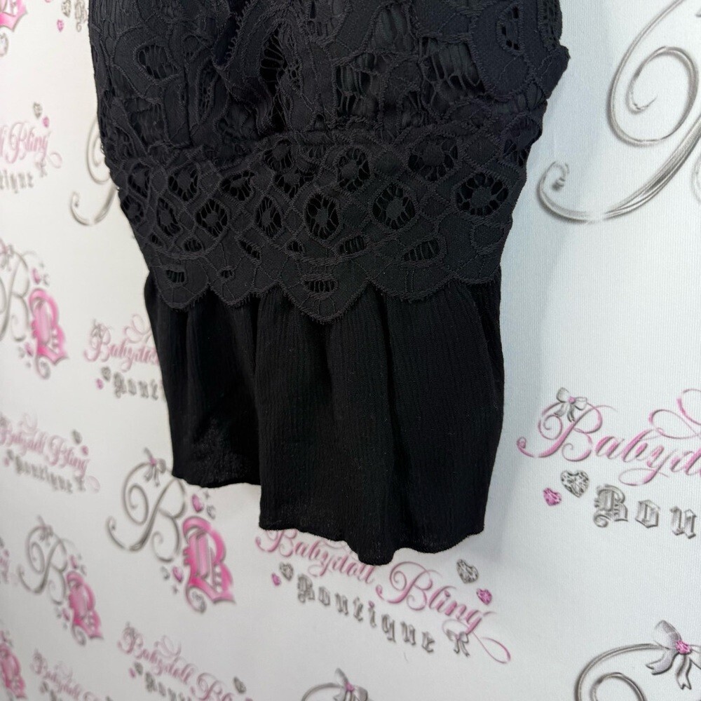 Ardene tank top cropped crochet lace floral detail Black Textured Lace Top - Picture 3 of 12